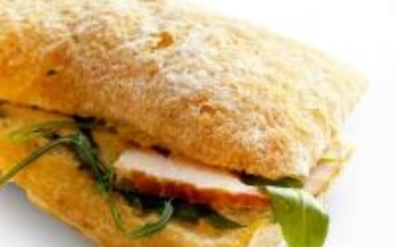 چاباتا سینه بوقلمون با سس پستو و پنیر